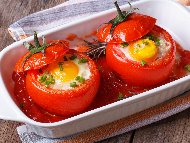 Рецепта Пълнени домати с кайма, яйца и доматен сос, печени на фурна